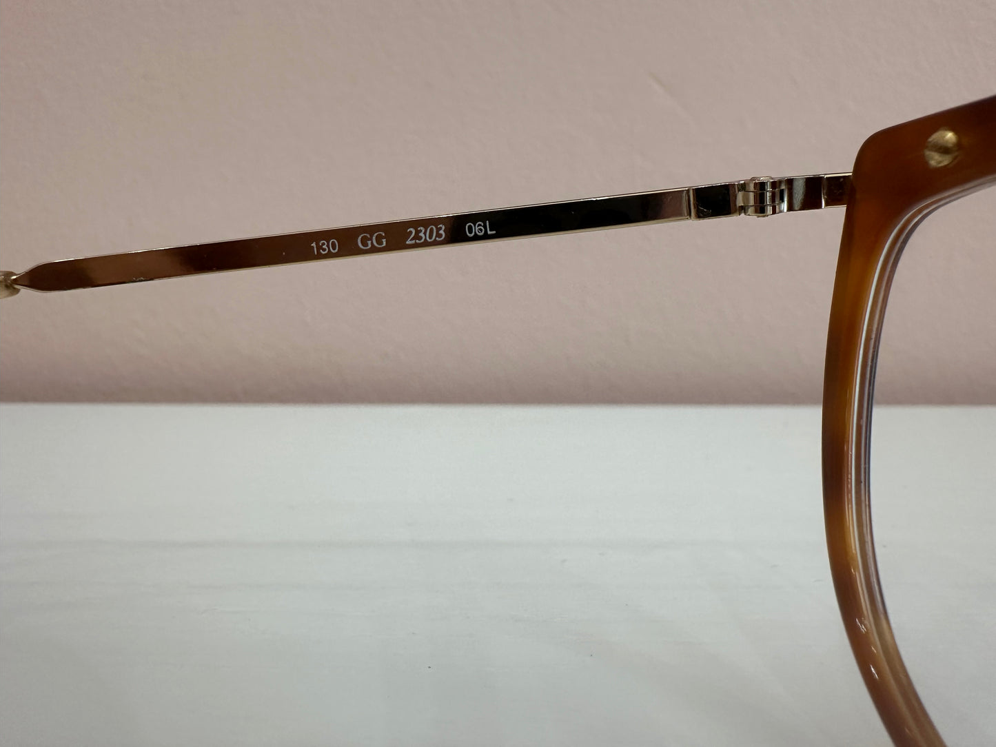 Occhiali Gucci vintage tartarugati, aste oro motivo web