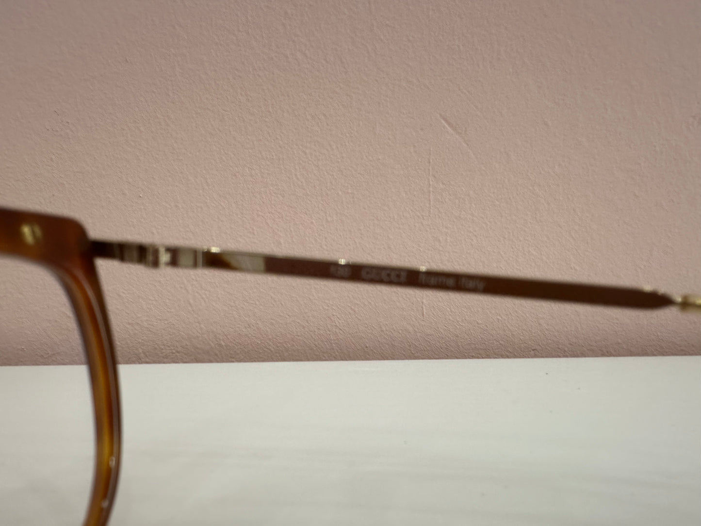 Occhiali Gucci vintage tartarugati, aste oro motivo web