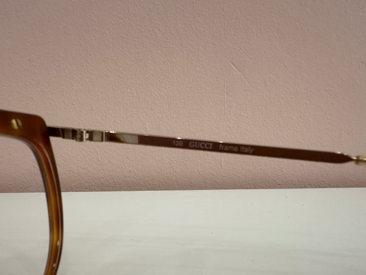 Occhiali Gucci vintage tartarugati, aste oro motivo web
